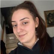 Alumna de bachillerato imparte clases de matemáticas a los niños y niñas de primaria
